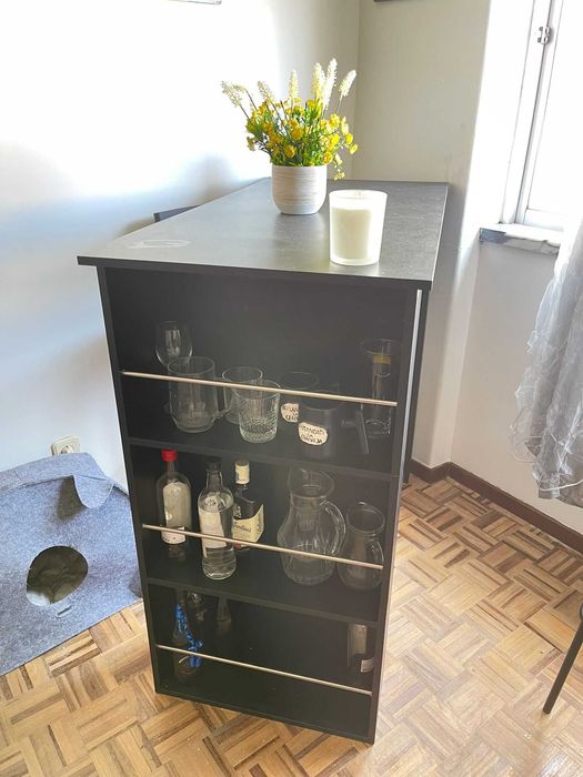 Bar - Mesa de sala com bancos