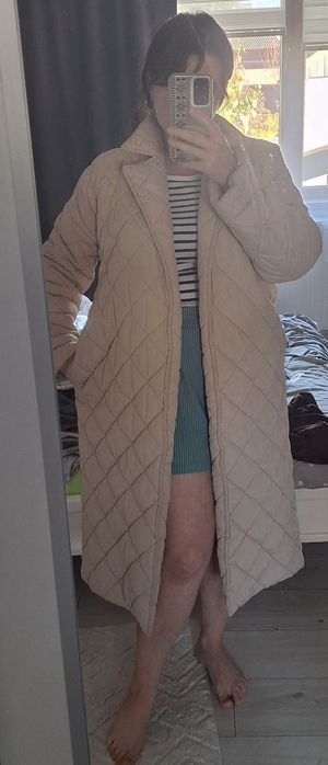 Тепла куртка поясочка немає