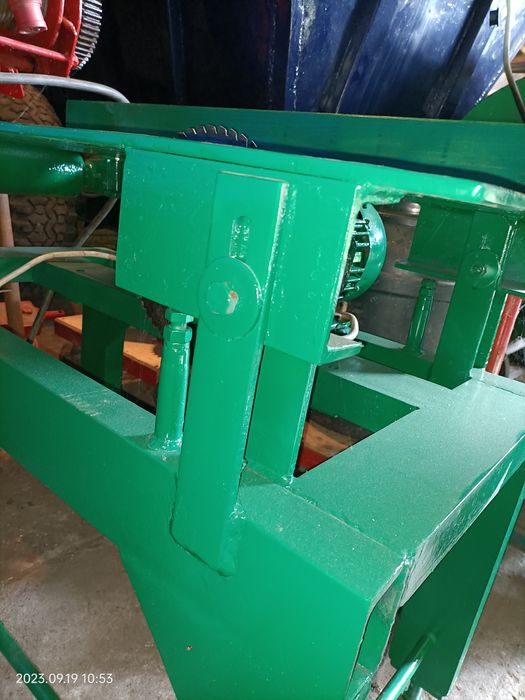 Piła do cięcia wzdłużnego z regulacją wysokości stołu