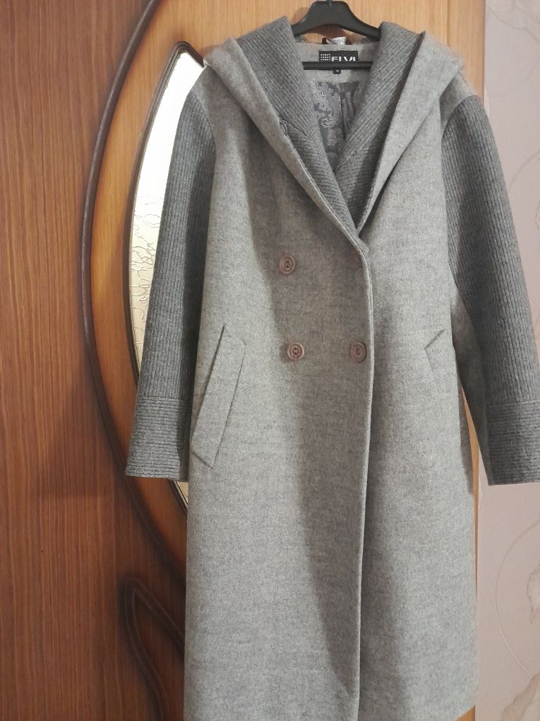 Продам пальто весна,осінь.сірого кольору.довжина 97,рукав62.вживане.ці