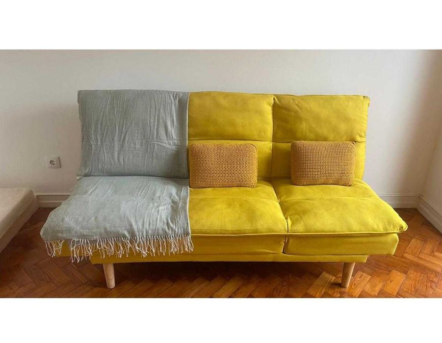 Sofá SKLUM Amarelo Mostarda — Moderno, Confortável e Semi-Novo!
