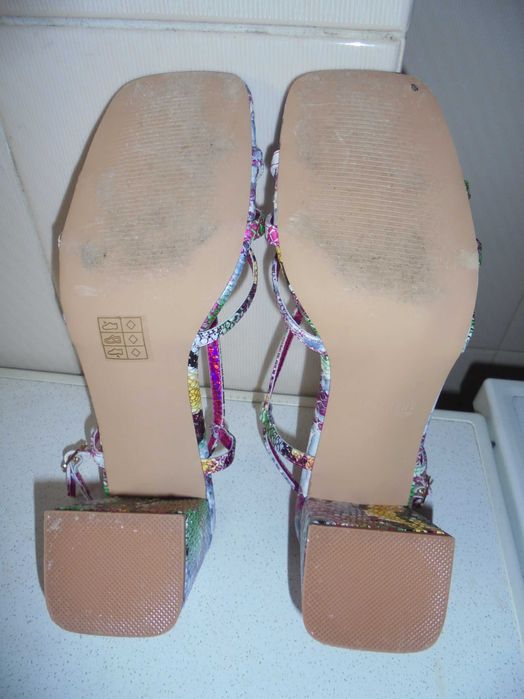 sandálias de senhora muito coloridas