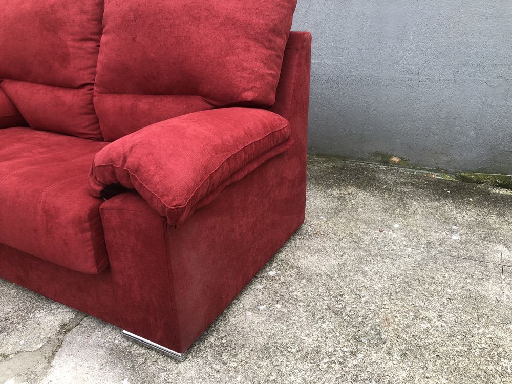 Excelente sofá de 2 lugares , vermelho tinto. Ótimo estado
