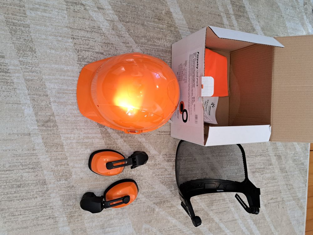 Spodnie letnie dla pilarza, kask i buty. Antyprzecięciowe