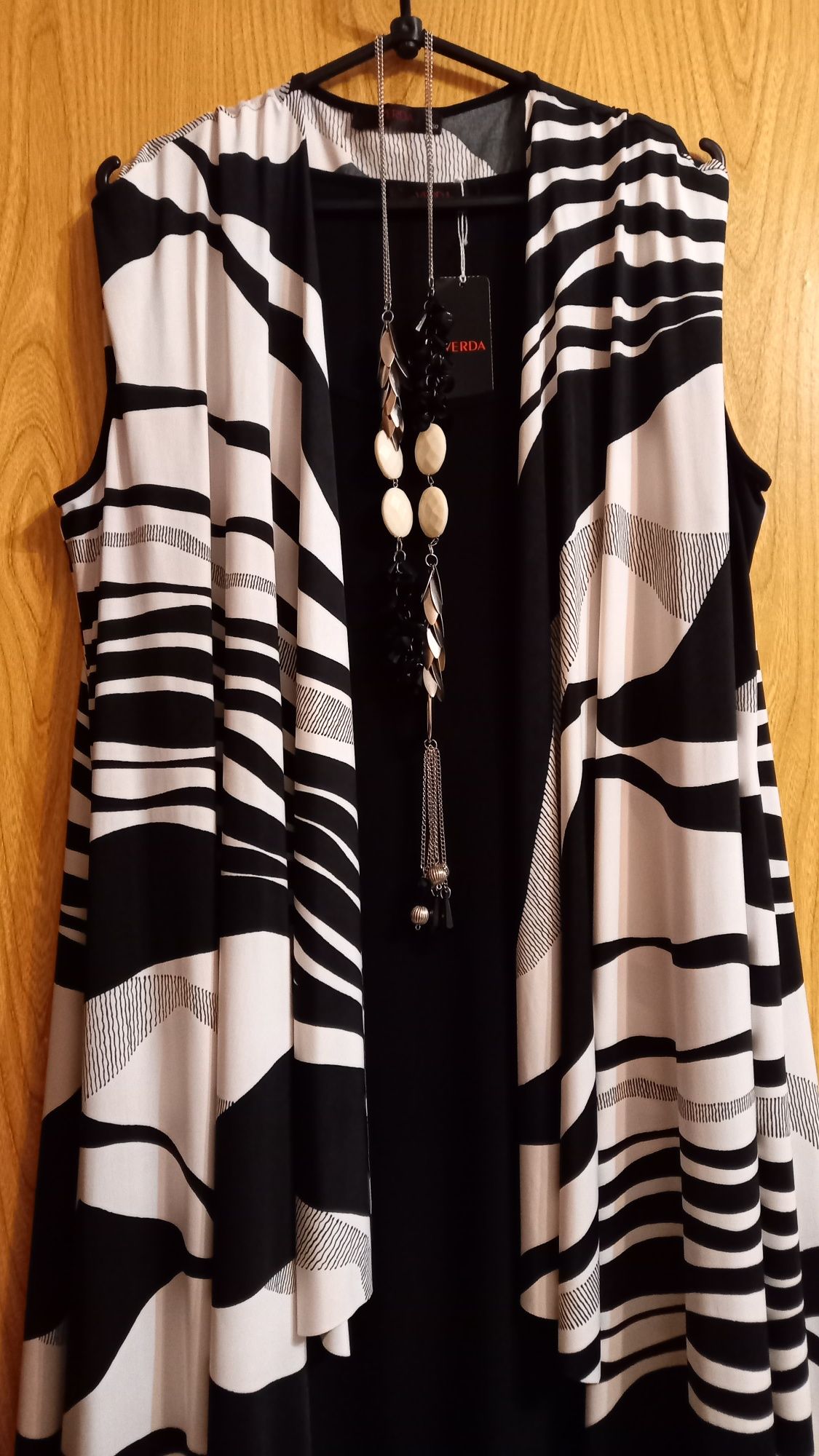 Женский шикарный костюм в чёрно-белом стиле - платье и накидка