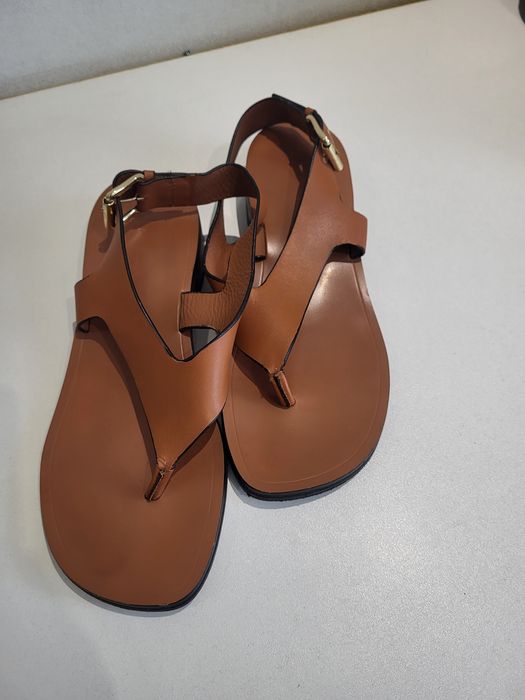 Кожаные босоножки Zara.