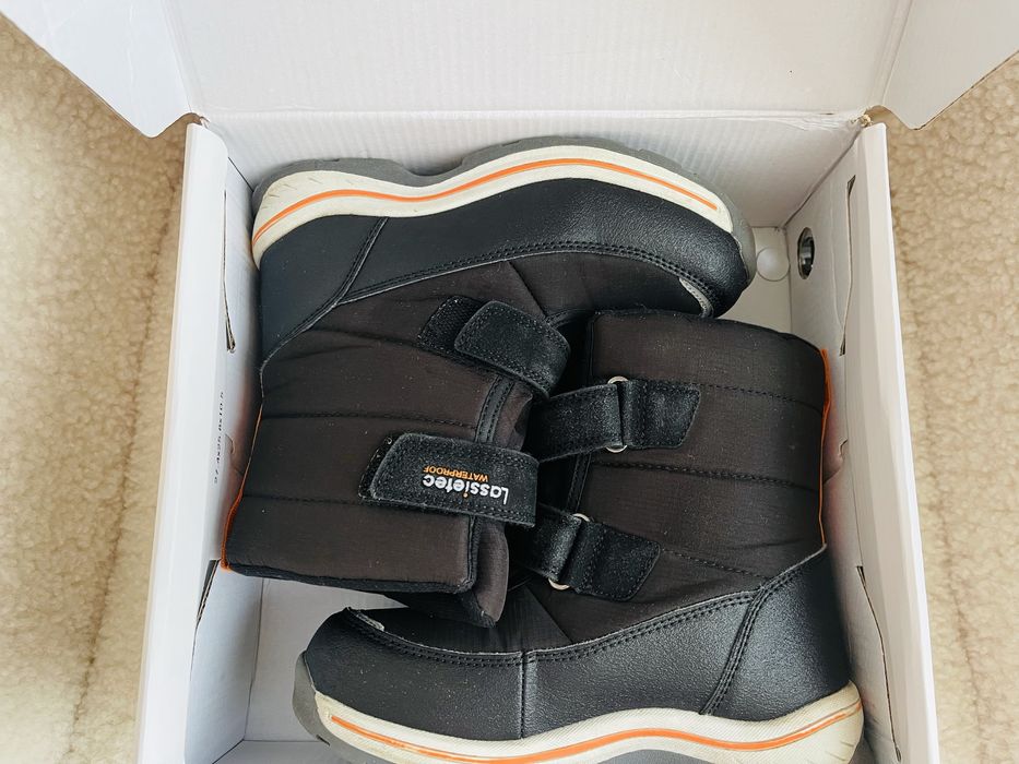 чоботи, черевики Lassie