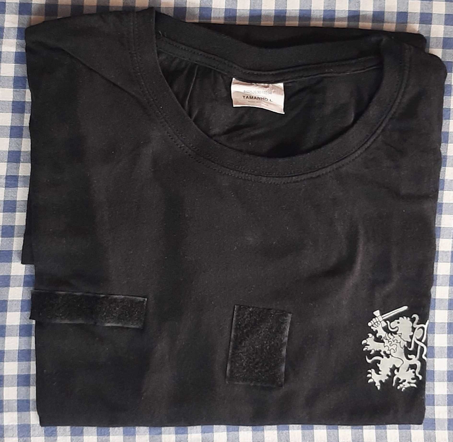 Camisola de Fecho e T-shirt Preta Exército