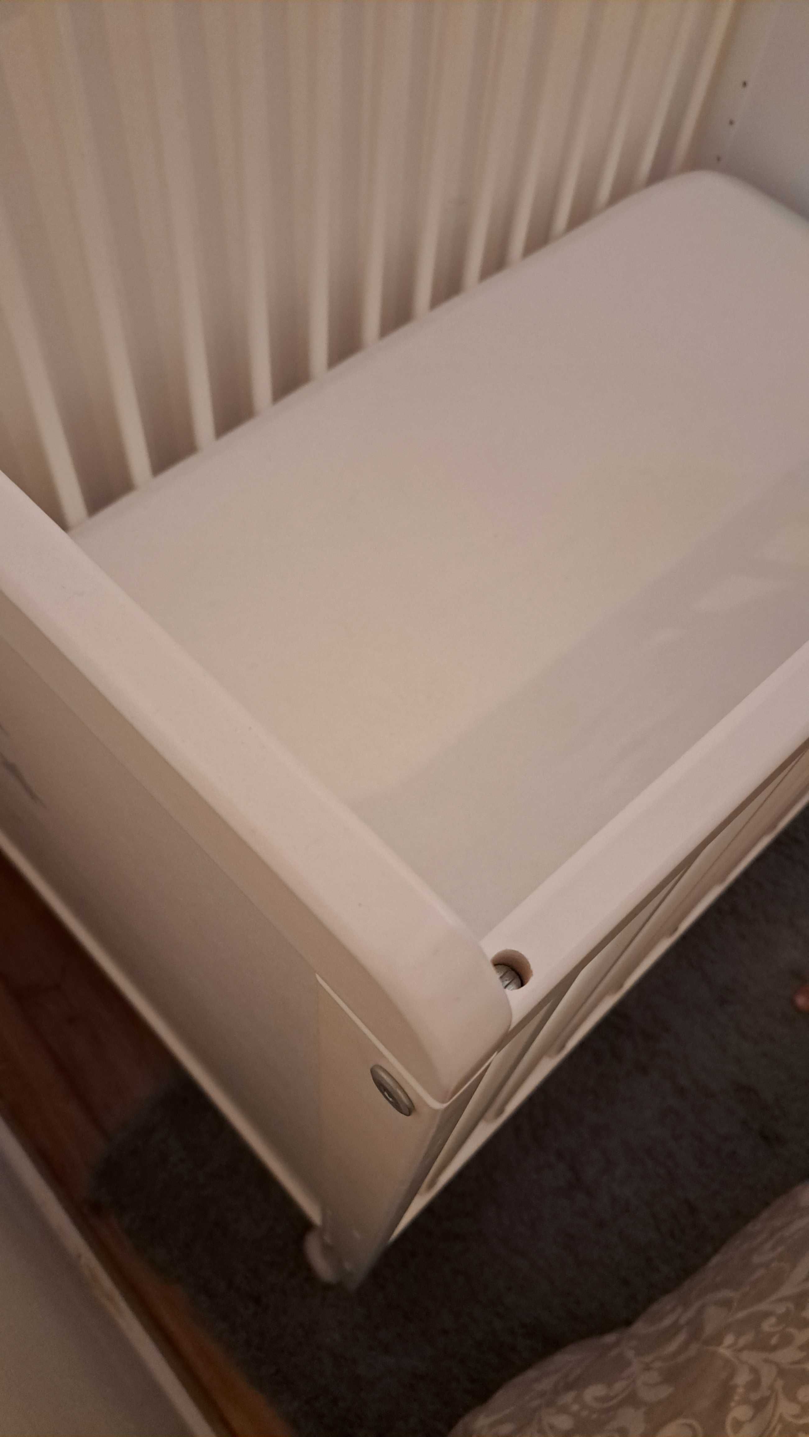 Berço/Cama de grades + colchão , 4 rodas