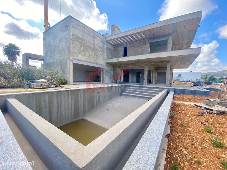 Moradia V3+1 com piscina e garagem - Olhão
