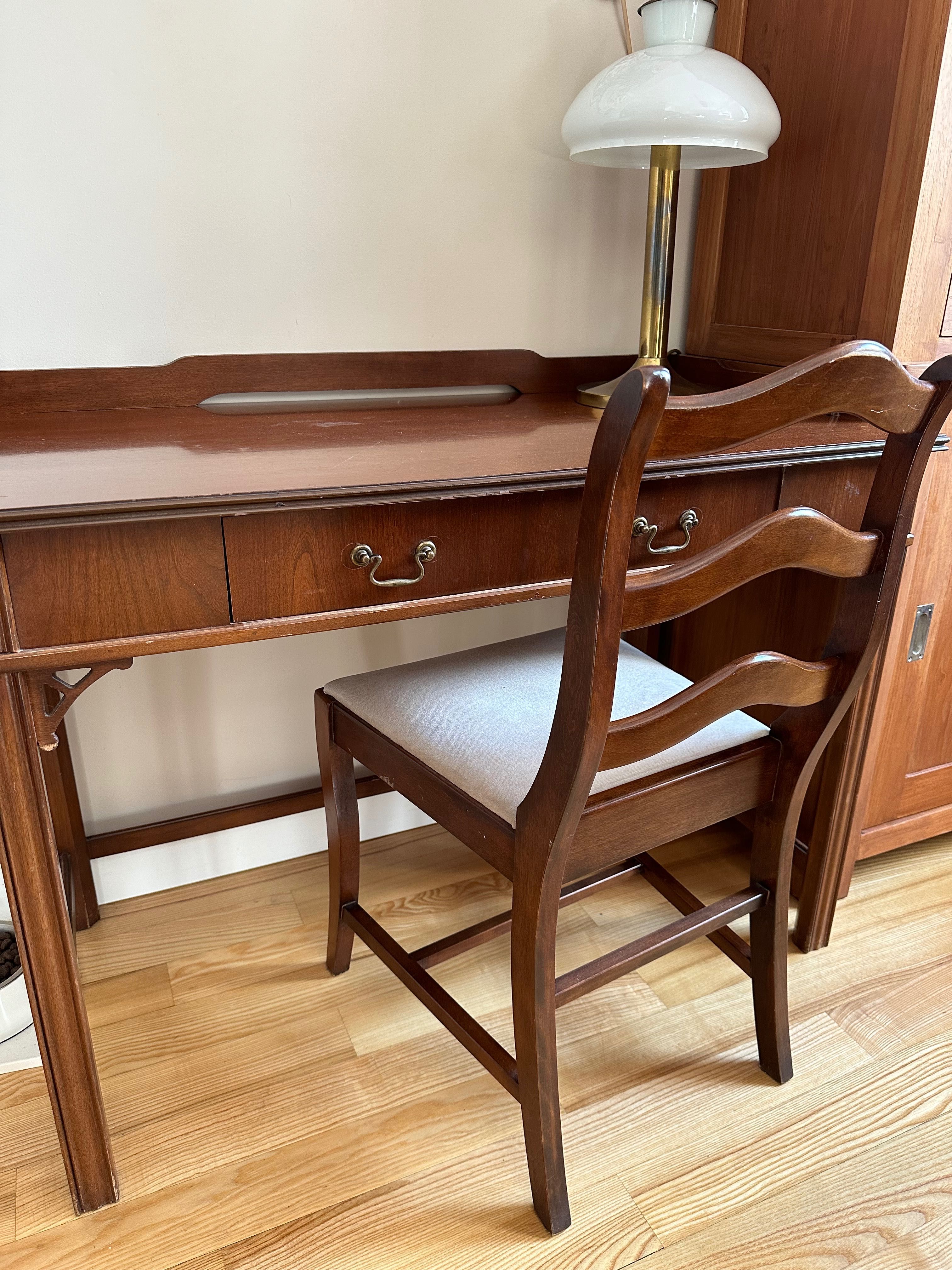 Małe stylowe kanadyjskie biurko z krzesłem Krug