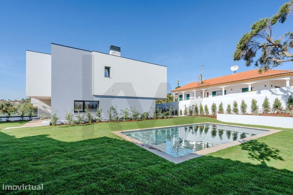 Moradia T4 (+1) em Condomínio Fechado em Cascais com jardim e piscina