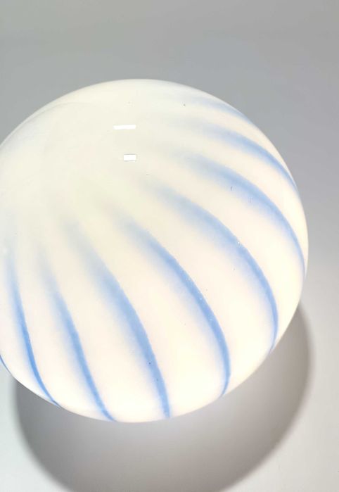 Candeeiro de mesa sem fios de vidro azul e branco ao estilo Murano