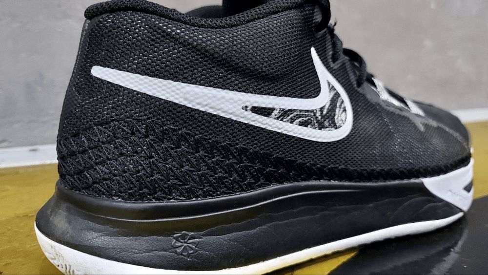 Баскетбольные кроссовки  Nike Flytrap 6 48р
