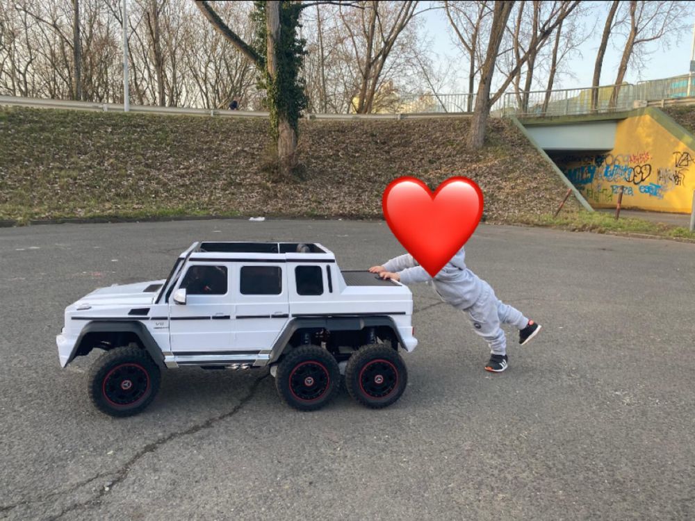 Ogromny Mercedes 6x6 samochod na akumulator