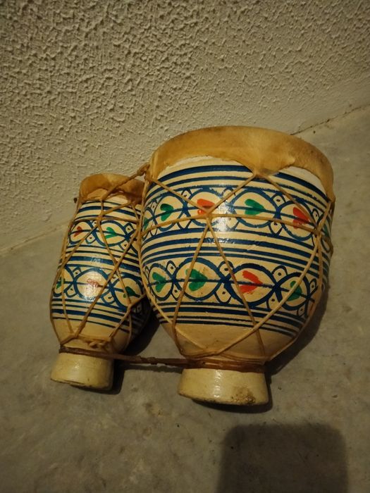Pequeno tambor decorativo em porcelana.