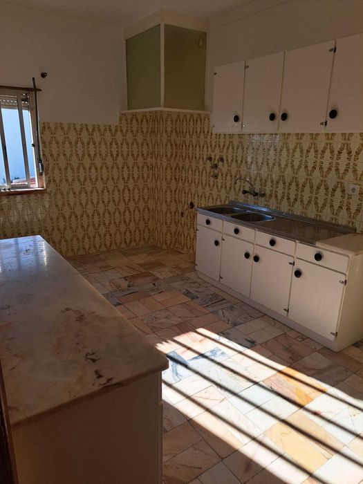 T2, Aluga-se 1º andar moradia, para 1 ou 2 casais