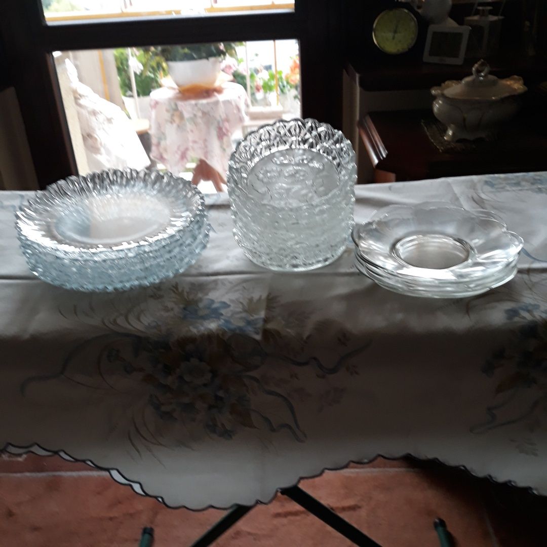 17 talerzyków ze szkła kryształowego