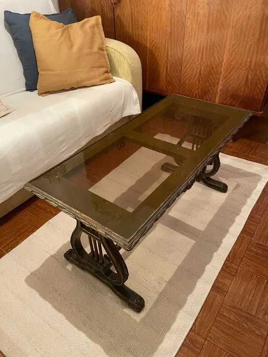 Mesa de café com superfície em vidro