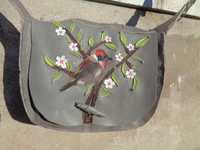 Artystyczna mała skórzana torebka z gałęzią i szczygłem. Handmade