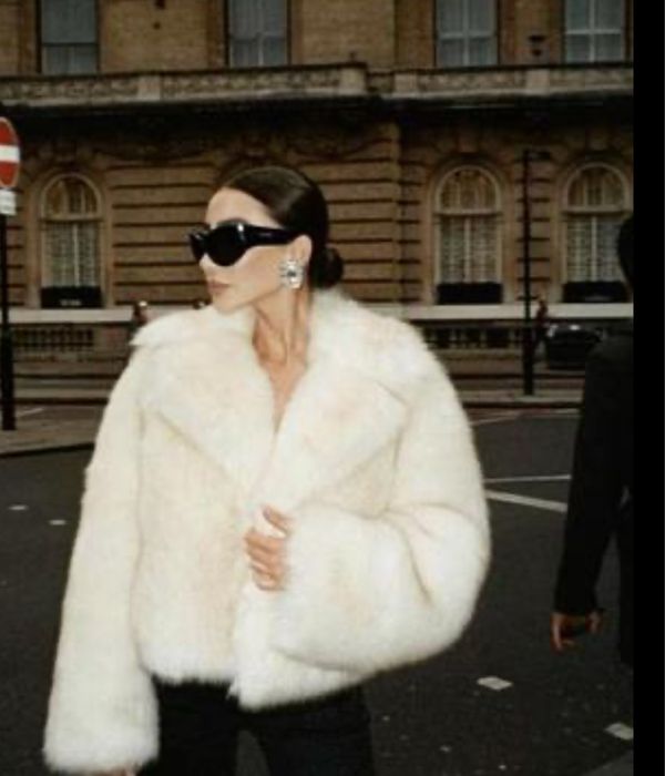 Біла шубка від бренду zara