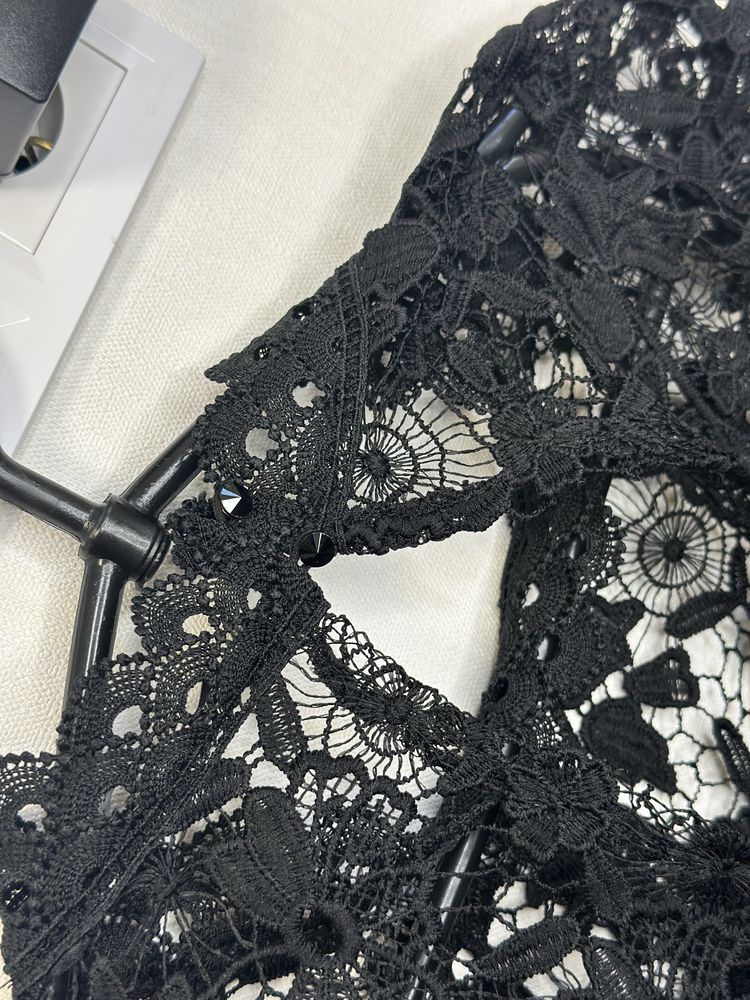 Чорне мереживне плаття зі спідницею плісе zara