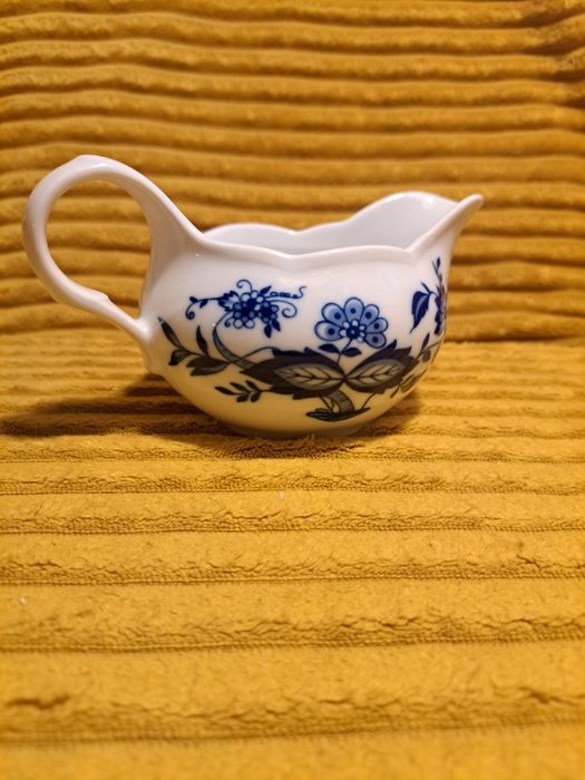 Sosjerka z granatową aplikacją