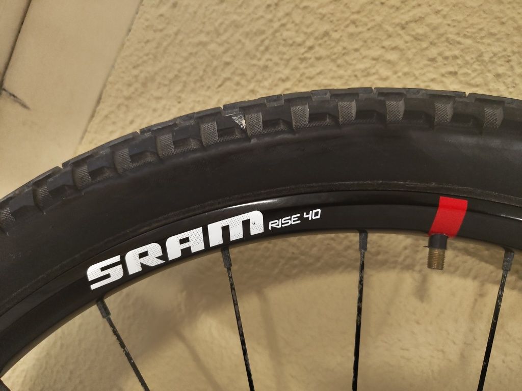 Roda 26" SRAM Rise 40 15x100mm