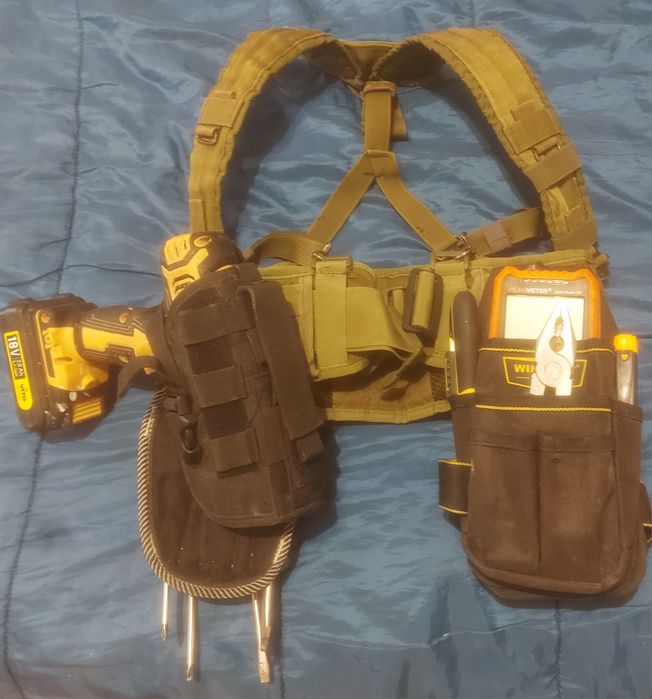 Cinto para transporte de ferramentas. Cinto e suspensórios militares.