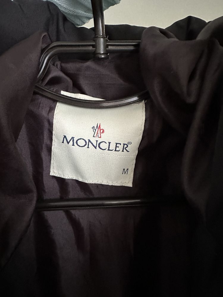 Зимова жіноча куртка Moncler