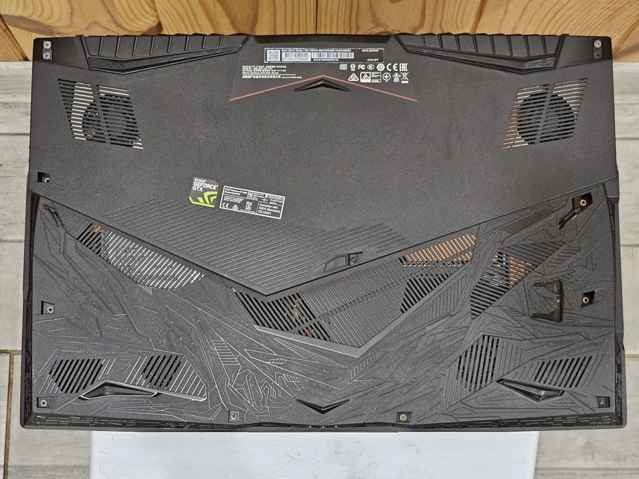 MSI 17.3" 144Hz/i7 8750H/GTX 1070 8GB/RAM 32GB/SSD 256/HDD 1000GB