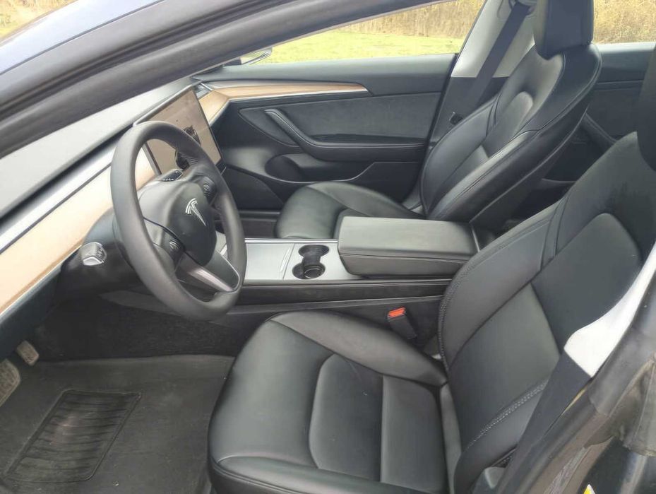 Tesla Model 3      2023