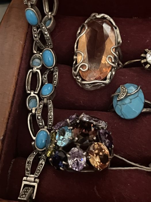 Продаются кольца серебряные с камнями