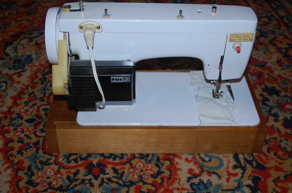 Нова швейна машинка з електроприводом Чайка 132М