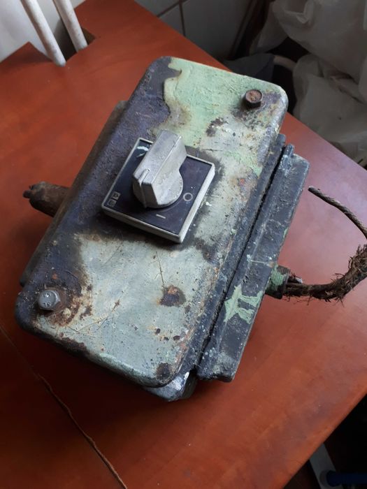 Stary przełącznik wyłącznik rozłącznik elektryczny Żeliwna puszka