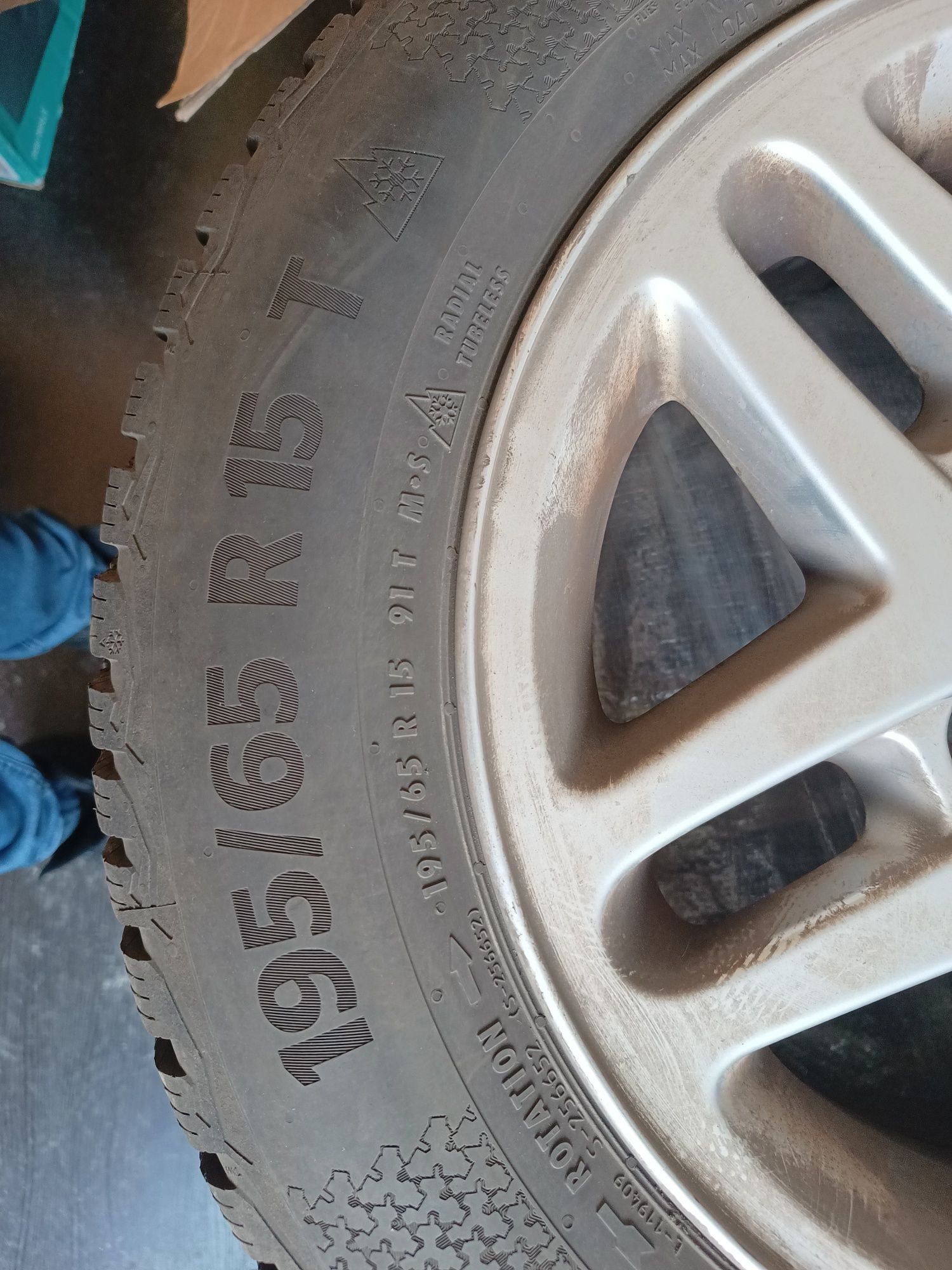 Opony zimowe Continental 195/55 R15 ( felgi za darmo z oponami oddaję)