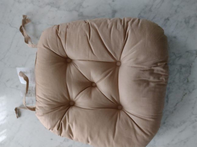 Nowa beżowa pikowana poduszka na krzesło