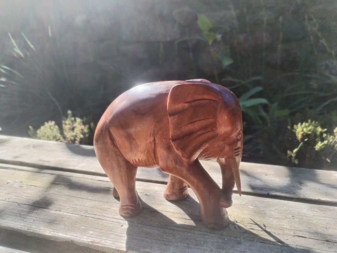 Figurka drewniana przedstawiająca słonia. Ręczna praca.
