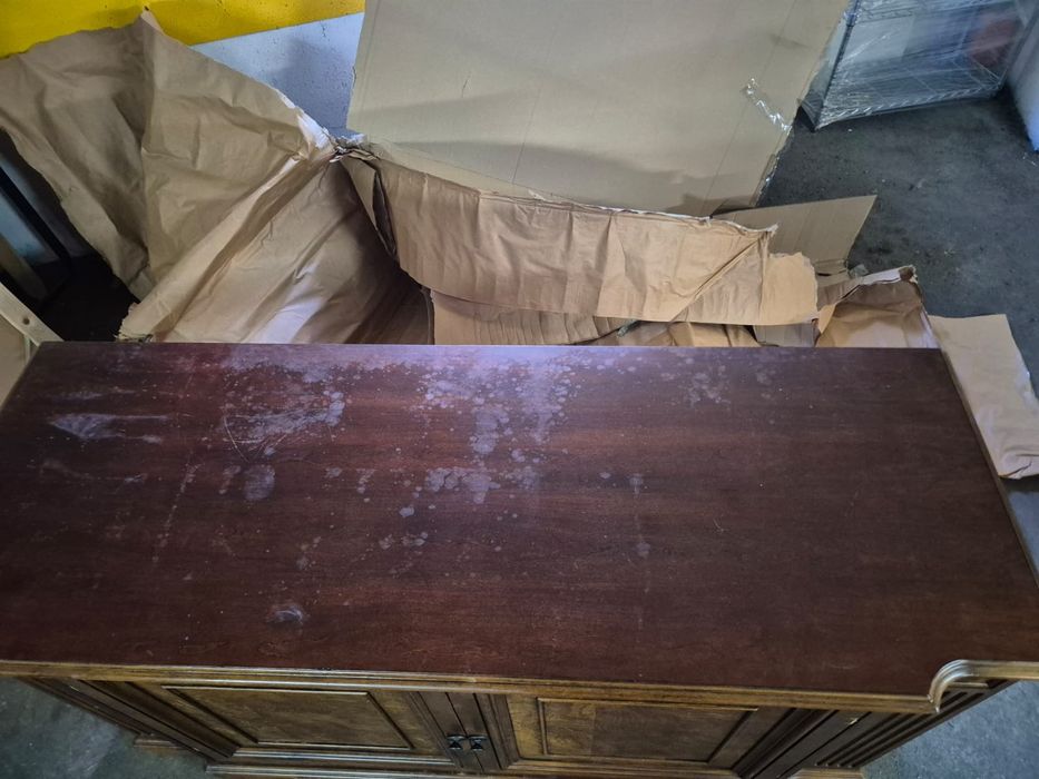 Estante em madeira rosa