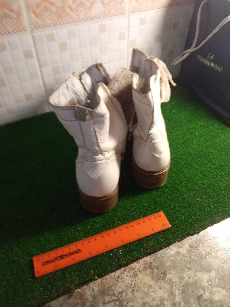 Ботинки жіночі утеплені , шкіра , білий кольор Р. 36 бу.