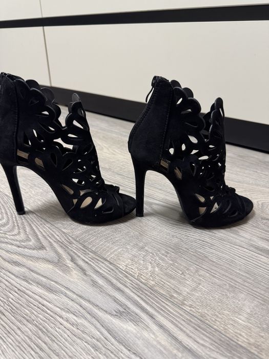 Босоніжки на підборах.