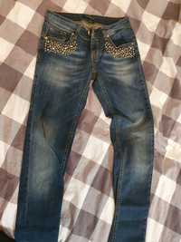 jeans ze zdobieniami