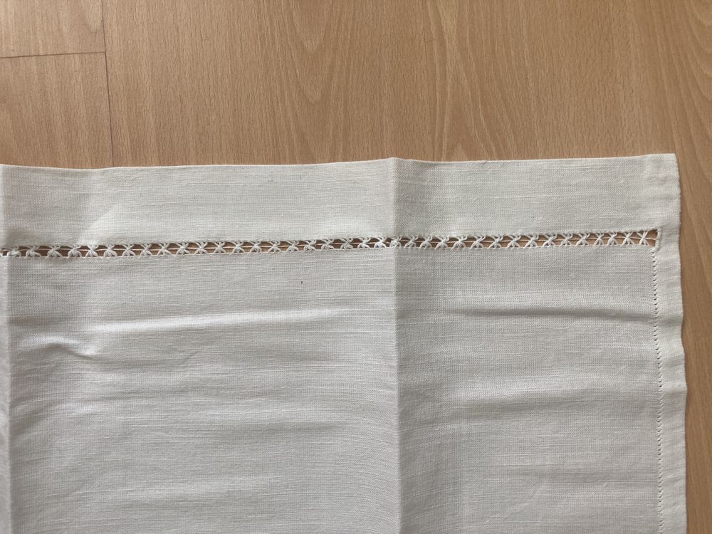 Conjunto de 3 toalhas em linho bordadas e com renda
