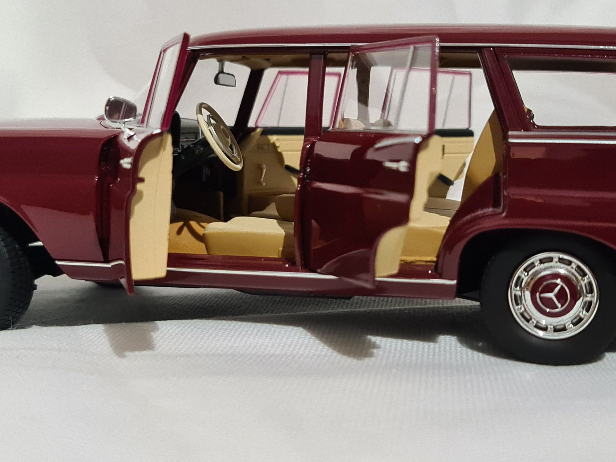 Norev 1:18 Mercedes-Benz 200T Universal (1966)