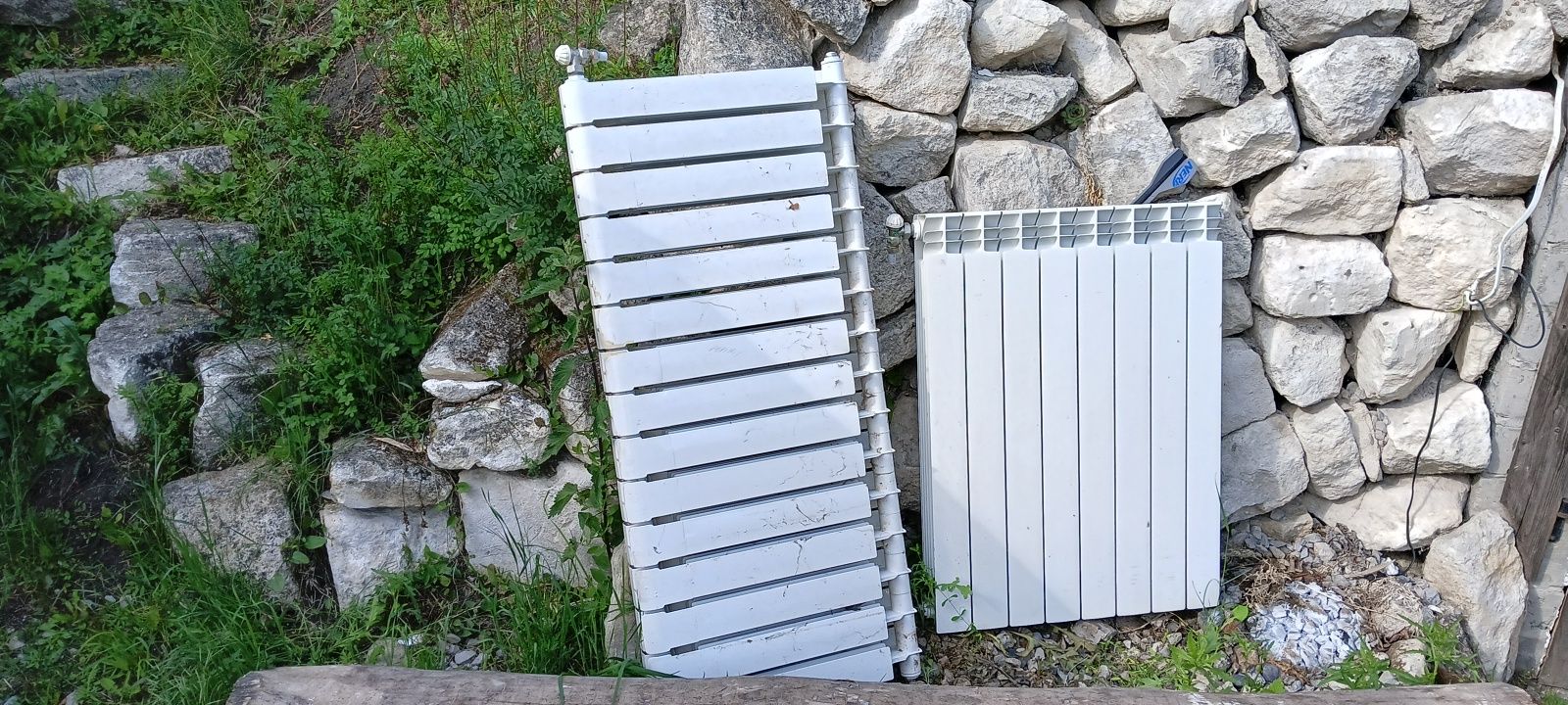 Dwa kaloryfery żeberkowe aluminiowe,