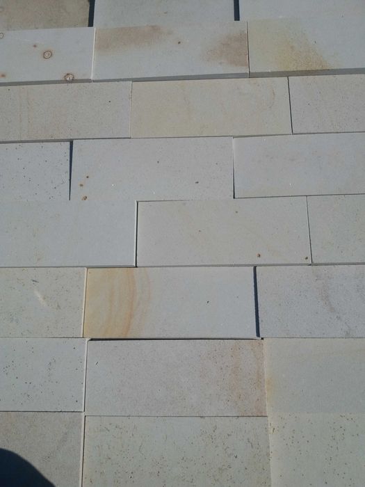 Шапки та парапеди з природнього камня