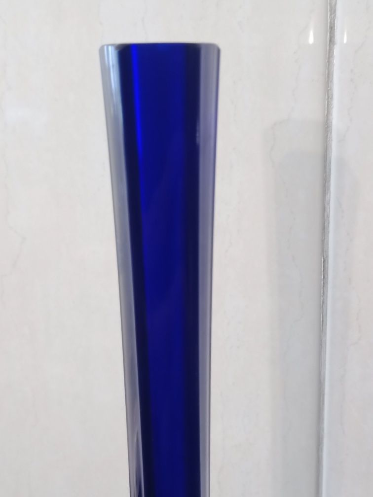 Solitário ou jarra fina de cor azul cobalto em vidro da marinha grande