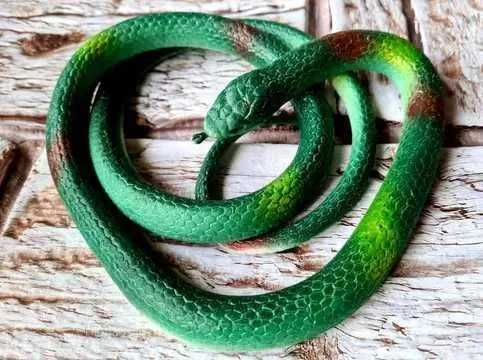 Długi Zielony Gumowy Wąż - Nowa Figurka Zabawka