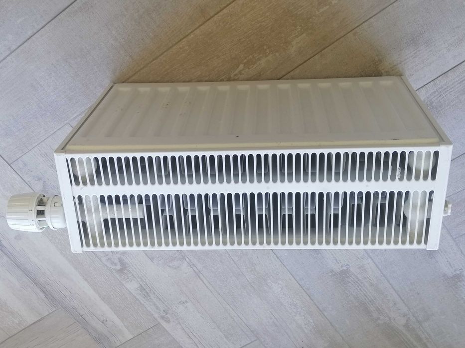 Радиатор стальной- 15см, высота 30 см, длинна 50 см. с термоголовкой.