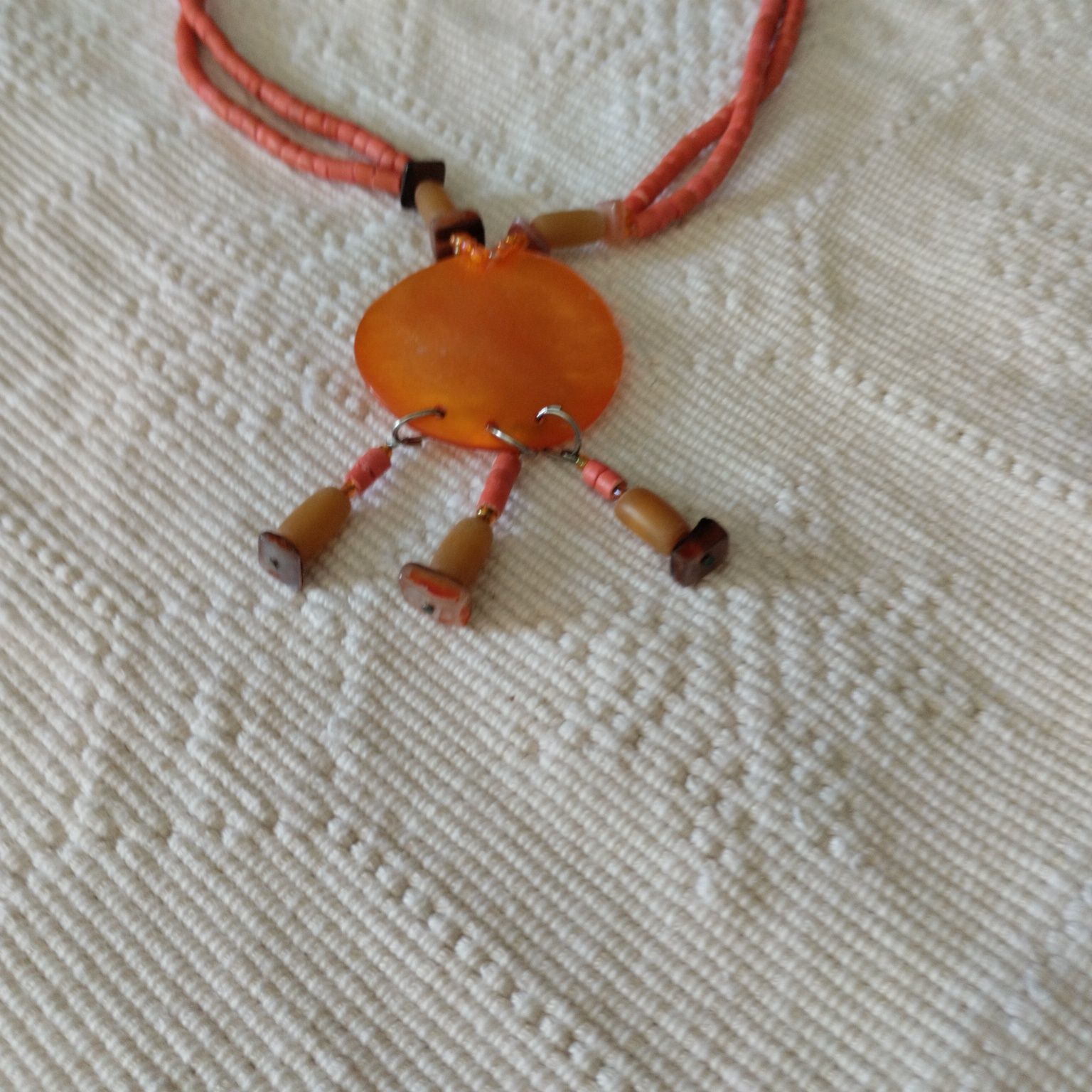Colar laranja com pendentes